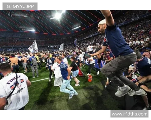 欧冠门票系统瘫痪数万球迷排队奋战12小时争抢梦寐以求的入场券 欧冠门票系统瘫痪数万球迷排队奋战12小时争抢梦寐以求的入场券